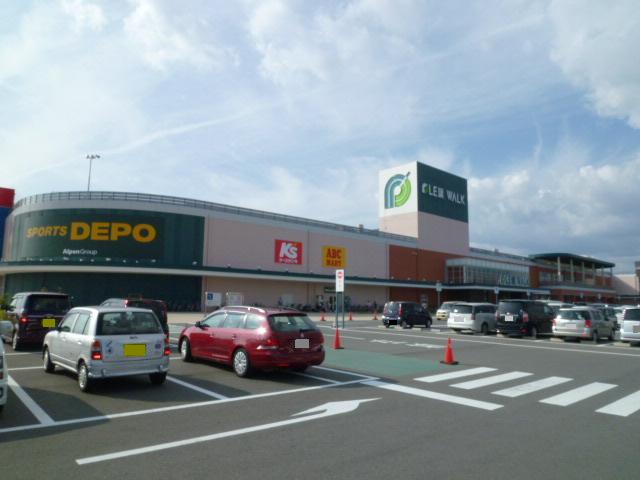 Shopping centre. Pre-leaf walk Hamakita until the (shopping center) 654m