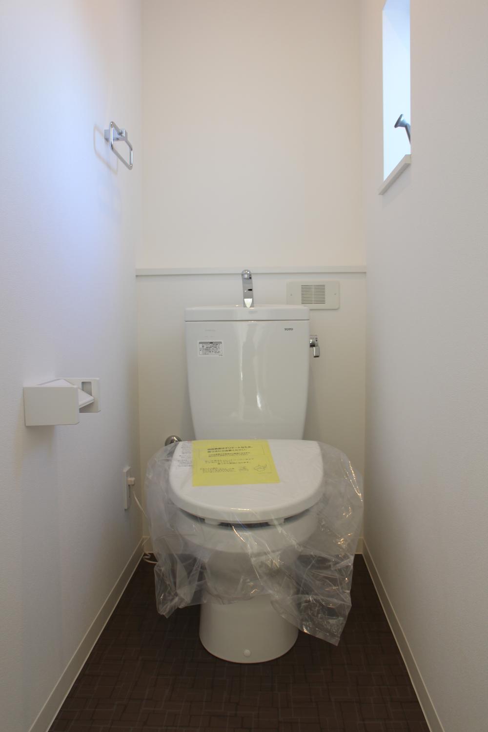 Toilet. Second floor toilet heating toilet seat. 