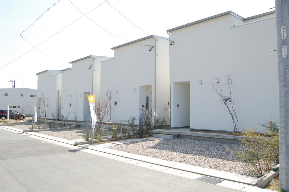 Local photos, including front road. Formation of the city is white square house. 