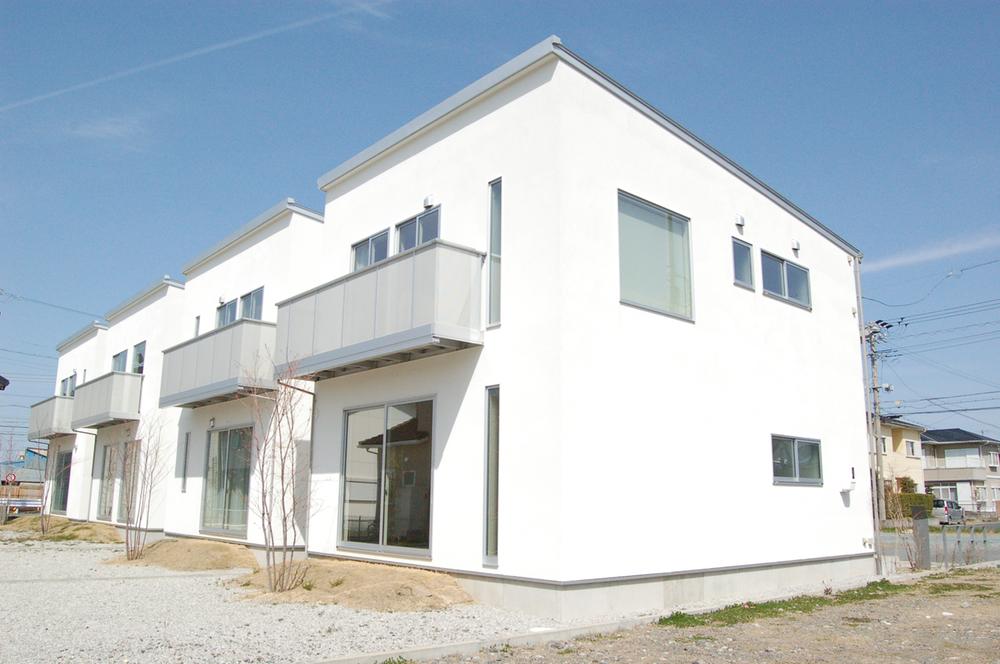 Local appearance photo. Pure white appearance suits the blue sky. 