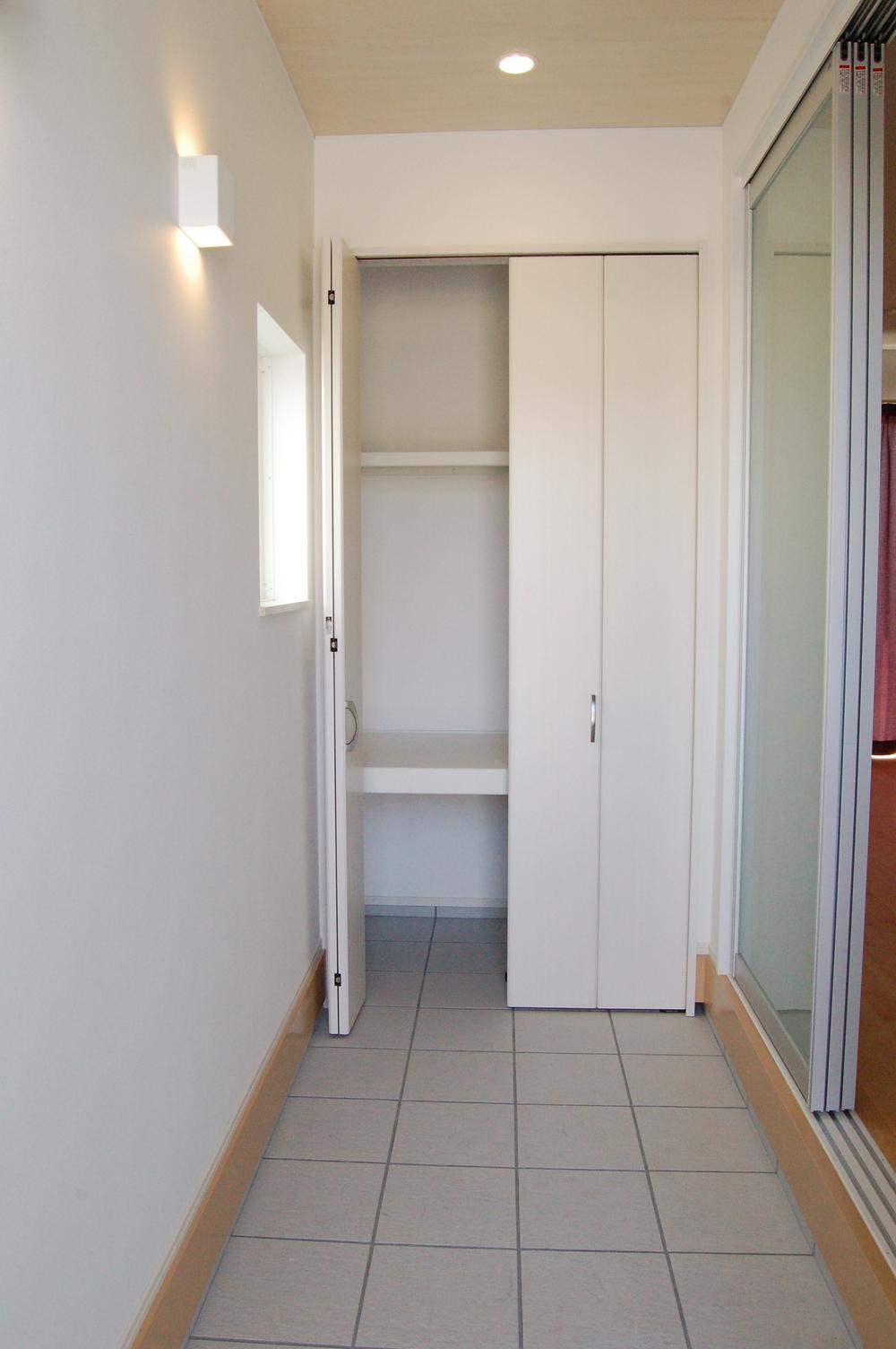 Entrance. Building A. Spacious with storage is at the door, Also active in the outdoor goods storage. 