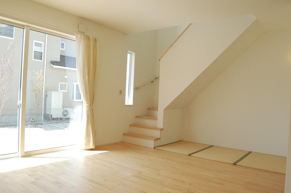 Living. Building C. With tatami corner under the stairs. Guests can fold your laundry, It can also be used as a nap space. 