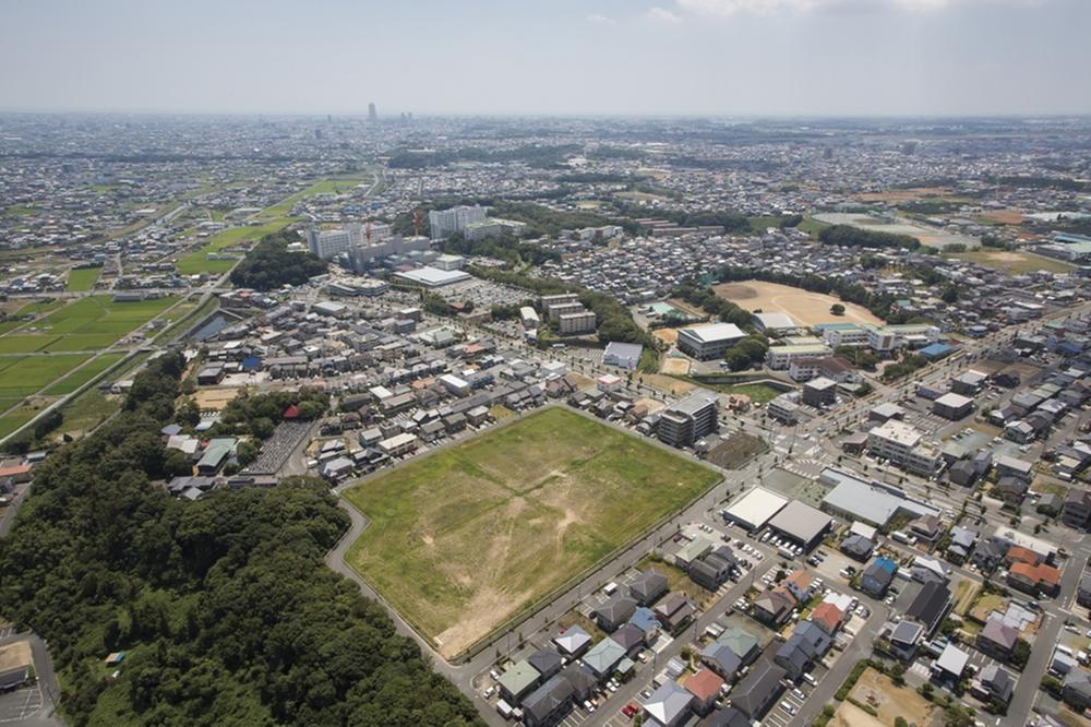 aerial photograph. Friendly to child-rearing family, Rich natural environment is on the side of the spread is Handayama green space. It is seen from the sky site (August 2012) shooting