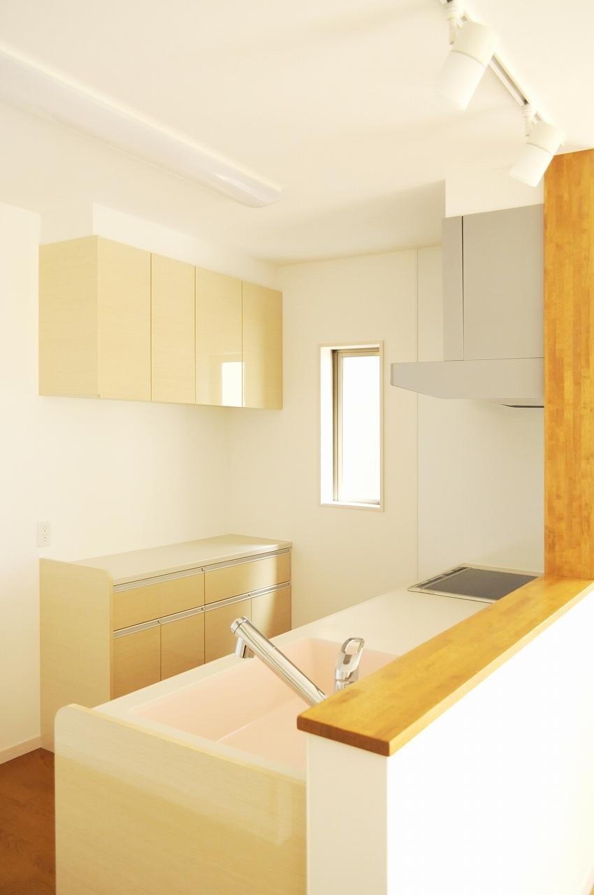 Kitchen. B-2 No. land Natural gentle shades of the kitchen. IH cooking heater, It is with a dishwasher. (April 2013 shooting)