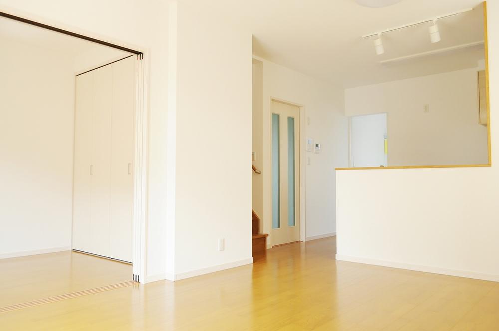 Living. B-2 No. land LDK + Western-style. Door separating the living room and Western can clean storage, You can use spacious living and Western. (April 2013 shooting)