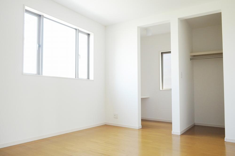 Non-living room. The bedroom of the B-2 No. land is study and walk-in closet with (April 2013 shooting)