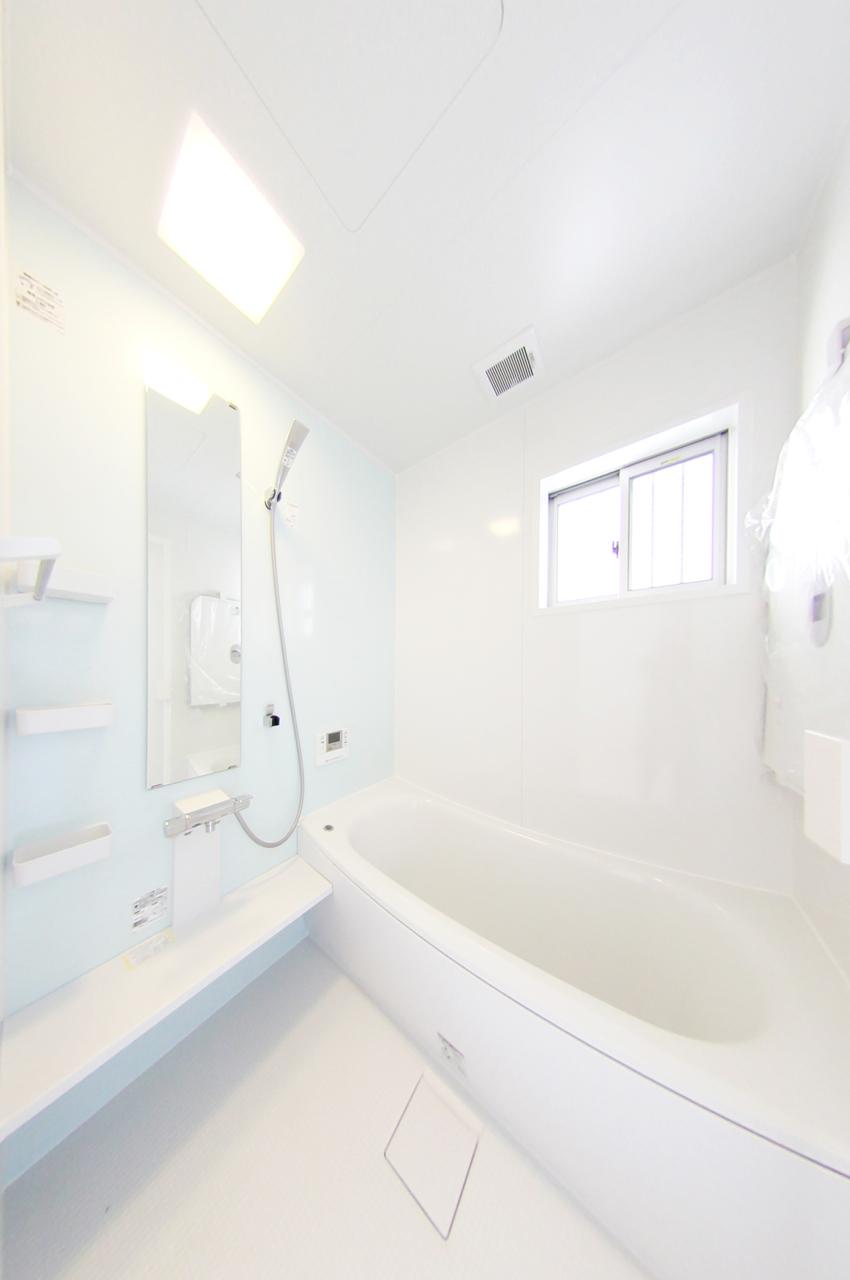 Bathroom. B-1 No. land Pale light blue accent panel is refreshing impression of the bathroom (May 2013 shooting)