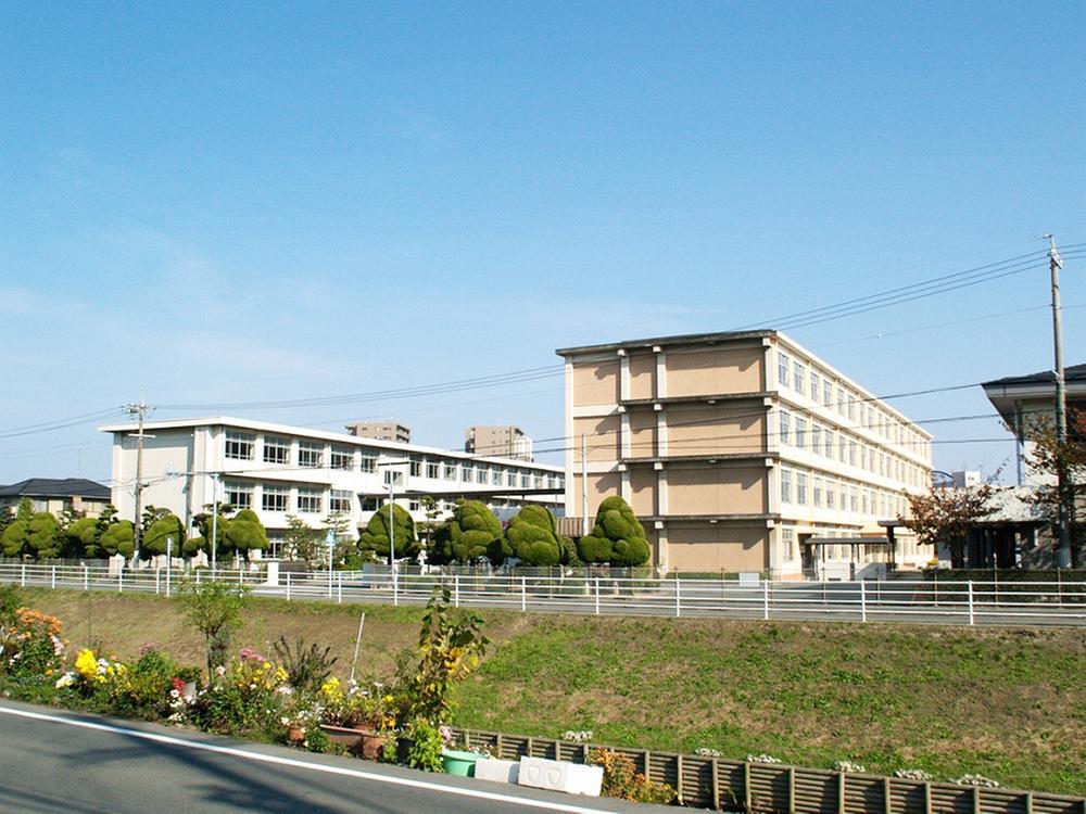 Primary school. Also 381m school until Hamamatsu TatsuKabano Elementary School is a distance of 5-minute walk of the peace of mind. 