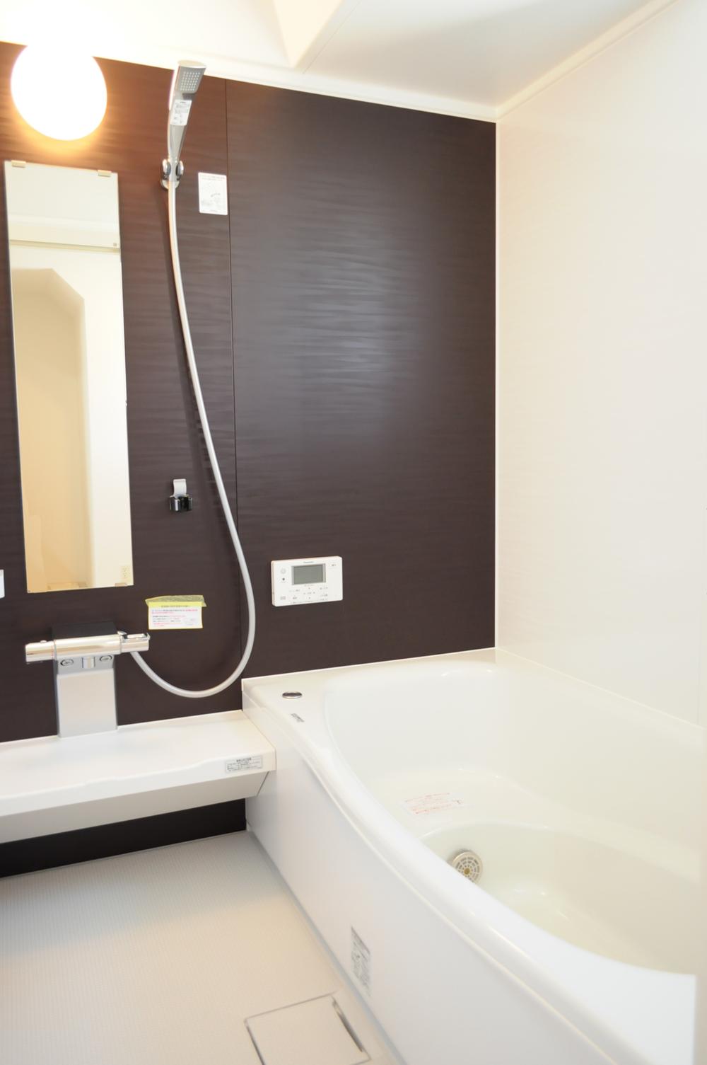 Bathroom. Bathtub in step sitz bath and the elderly, Is a design consideration to prevent slipped children. Shower, It is air-in shower specifications of water containing the air large grain can save water and massive plenty of bathing comfort. (July 2012 shooting)