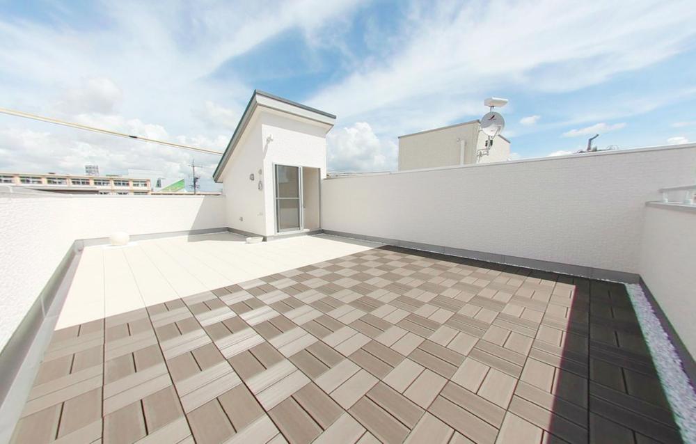 Balcony. The rooftop garden there is a privacy protection effect. Without worrying about the public eye, It will be from playing your child, such as playing in the water. August 2012 shooting