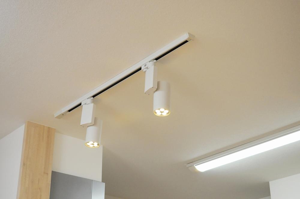 Other Equipment. It comes with a spotlight that illuminates the hand in the kitchen. Other, Living and dining is also equipped with lighting. 