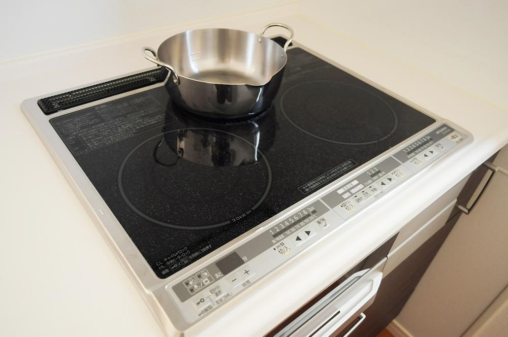 Other Equipment. With IH cooking heater. Features such as deep-fried food temperature control and heater another cooking timer comes with. Two in front of the heater is about 3kW, One of the back of the heater (Rajientohita) is about 1.2kw. 