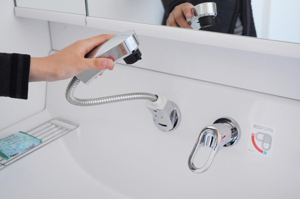 Wash basin, toilet. So little puddle "wall with faucet", It is easy to clean. It is also glad specification to freely move in the hose retractable. 