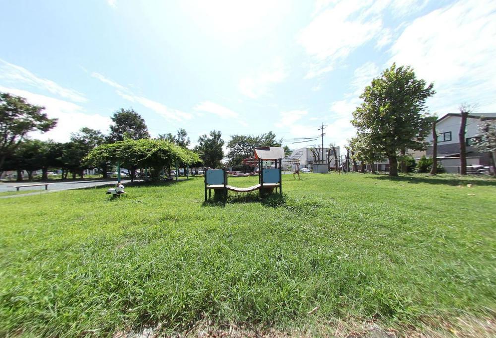 park. Shogen not applied than a minute 48m walk to the second park is a closeness. In comparatively spread of the park, We see the figure's mom has come to play with her children. 