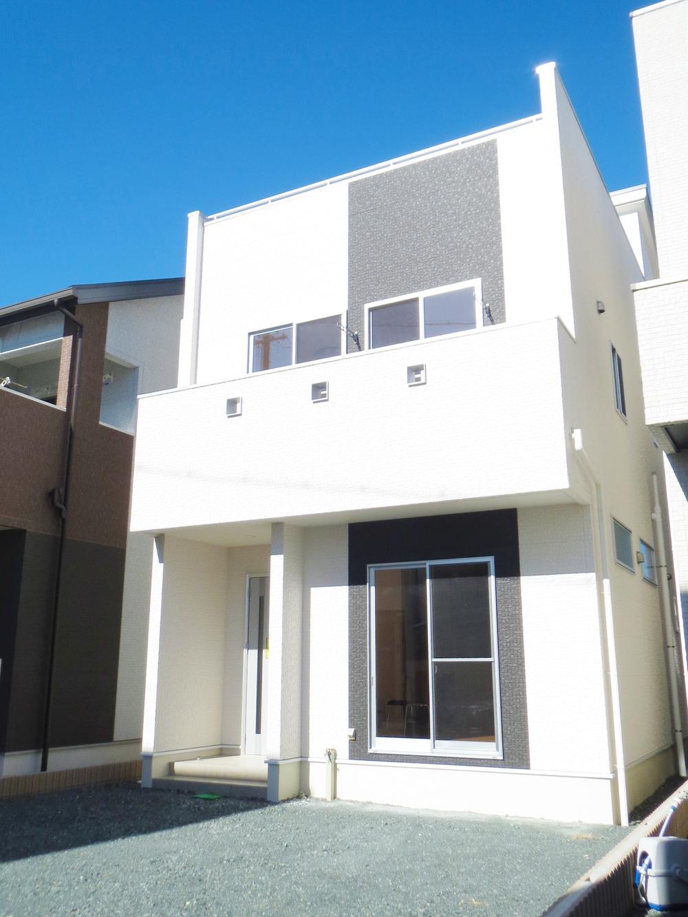 Local appearance photo. Simple color scheme of white and charcoal is the appearance of the modern impression. January 2013 shooting