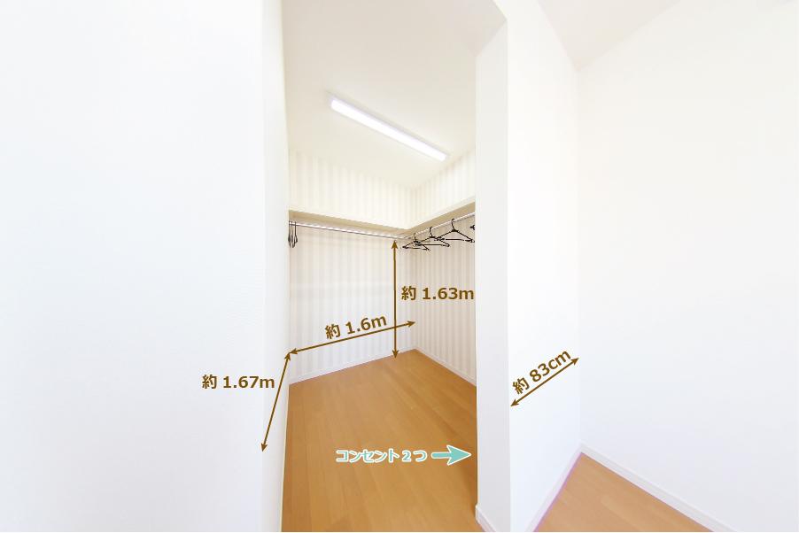 Receipt. Of 2F bedroom storage convenient walk-in closet. The depth of the shelf is located about 37cm. Stripe wallpaper is fashionable. (July 2012 shooting)