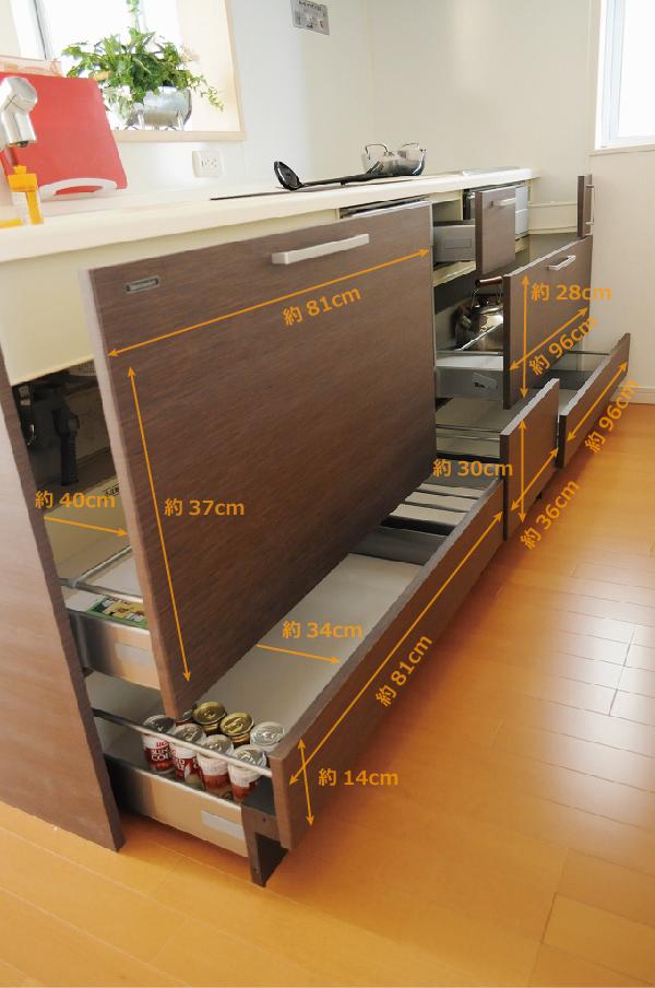 Receipt. Kitchen base cabinet is a convenient storage in large capacity. The top of the depth is about 40cm, Lower depth is about 34cm, Drawer at the bottom is the height of the can of beer from entering. Drawer closes at quiet in shift close function (July 2012 shooting)