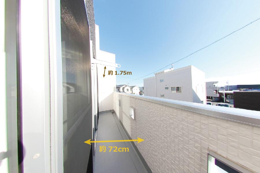 Balcony. Second floor balcony, Convenient to hang out the laundry and futon because the south side of the Western-style two rooms are connected. It is with clothes hardware. You can use it as it is, if there is about 1.75m greater than or equal to the length of the laundry pole you have now. 