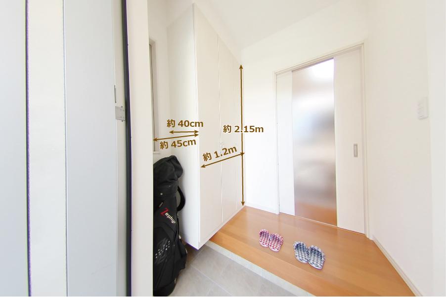 Entrance. Shelf of the shoe box is 11-stage. Depth There are about 28cm. About 44 feet can be stored in the calculation of each three feet in one stage. Movable shelf, You can adjust the height of about 2.5cm intervals. Local (11 May 2013) Shooting