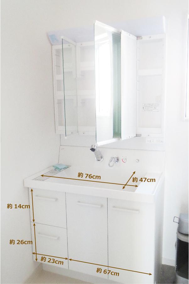 Wash basin, toilet. It is a large square bowl. Easy to also put those wet, such as cups, Drain outlet does not get in the way on the right back. Since the back of the three-sided mirror is a storage space, Clean toothbrush, etc. are housed here! 
