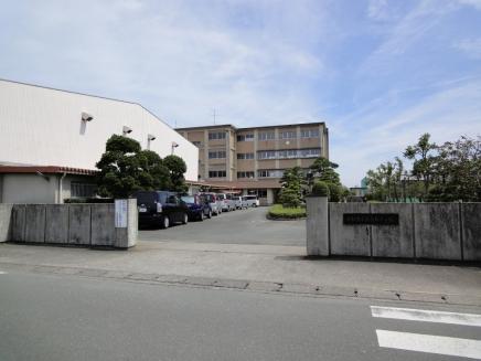 Primary school. AzukaSusumukita Elementary School (750m)
