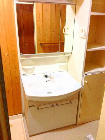 Wash basin, toilet. Good view!