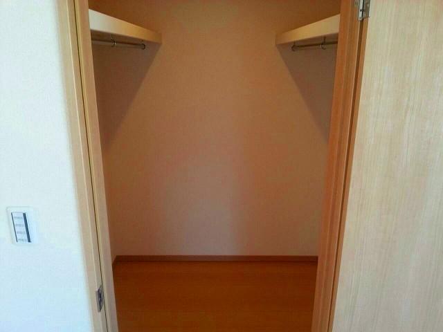 Receipt. Storage convenient walk-in closet! 