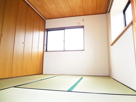 Living and room. Japanese-style room is also two-sided lighting!