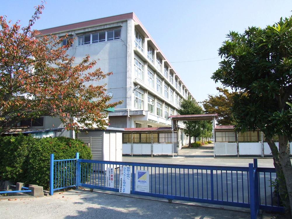 Junior high school. 2228m to the Hamamatsu Municipal Sekishi junior high school