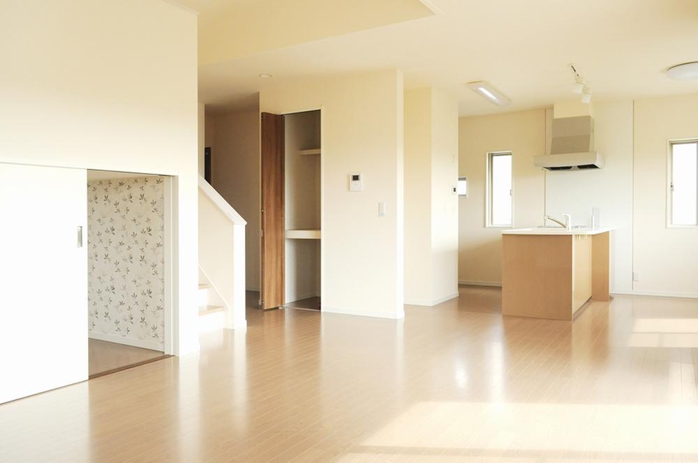 Living. LDK. There is a storage compartment toward the storage expert and a kitchen. (2013 November shooting)