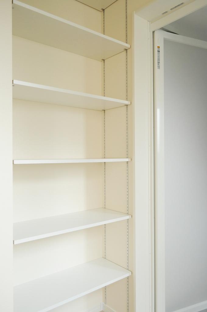 Receipt. Storage shelves of the basin undressing room. (2013 November shooting)