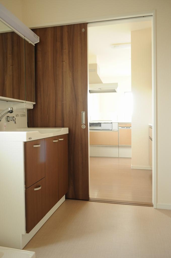 Wash basin, toilet. Bathroom vanity. There is a kitchen in the back. Is easier design back and forth to the household chores such as cooking and washing. (2013 November shooting)