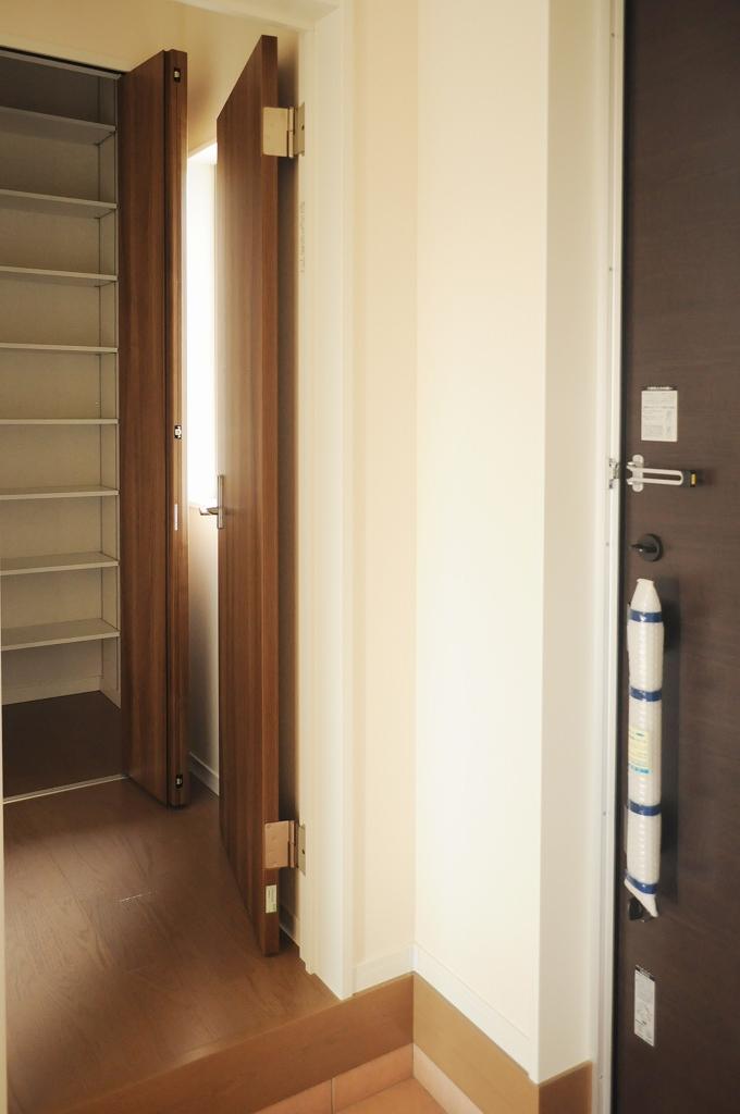 Entrance. Spacious spacious entrance. In addition to the normal entrance storage, There is a large storage compartment. (2013 November shooting)