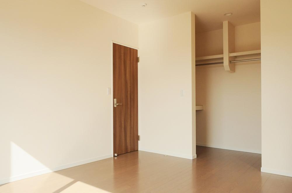 Receipt. Bedroom. Large closet comes with. (2013 November shooting)