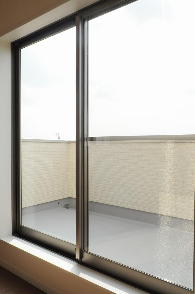 Balcony. Bedroom balcony. There is a depth. (2013 November shooting)