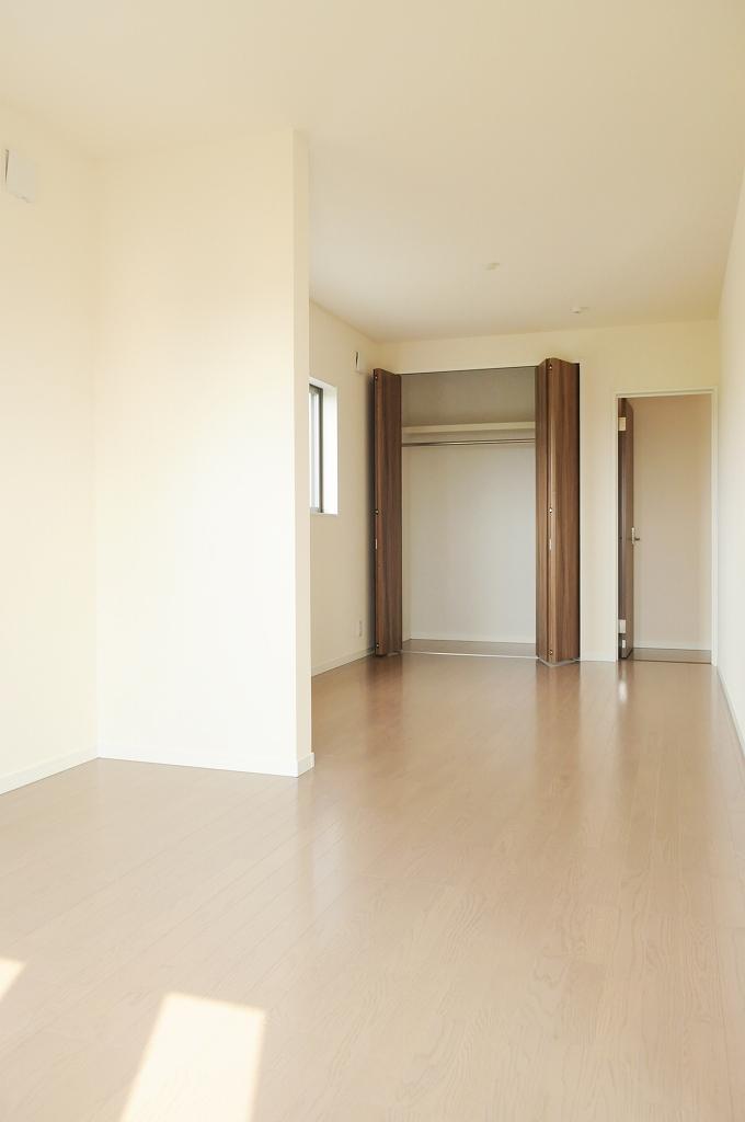 Non-living room. Second floor of the Western-style. There is one by 6 Pledge each in front and back. Also it is used by connecting, It is also possible to use partitions in the partition. (2013 November shooting)