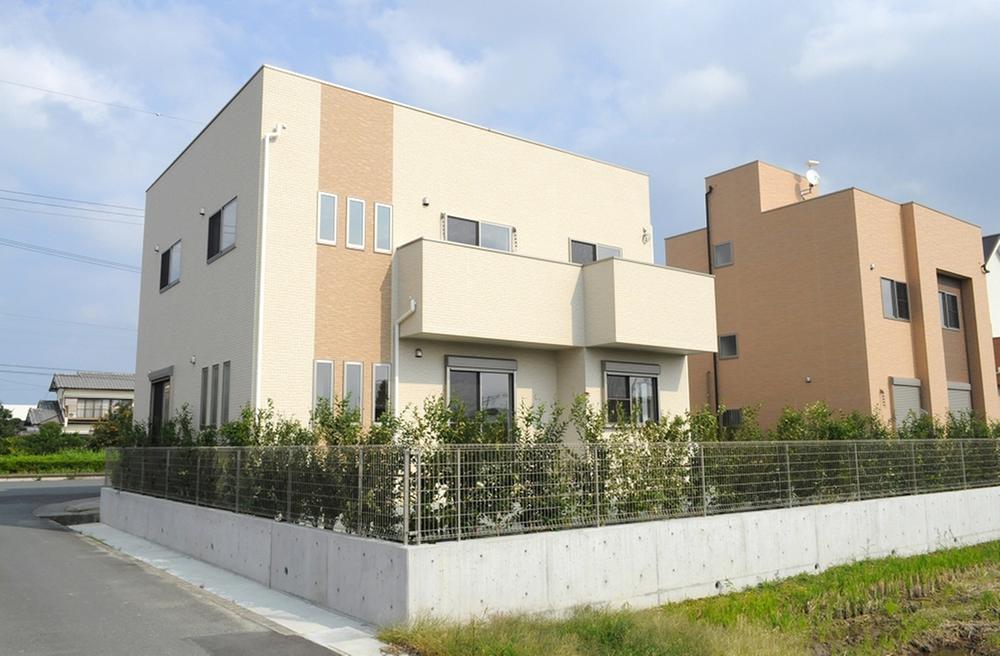 Local appearance photo. It discharges the planting so as to surround the site. There is also a garden on the south side. Local (2013 November shooting)