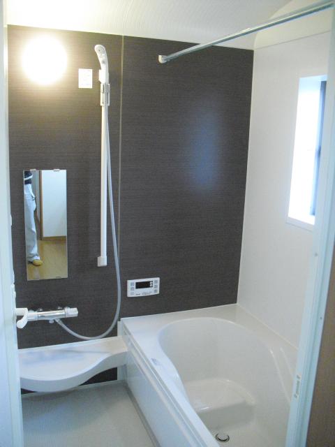 Bathroom. 1 tsubo (2 mat) type, It is spacious.  Chic bath, It is loose and relax likely. 