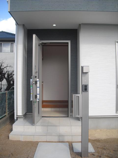 Entrance. It has been established to the door post (lighting of nameplate mounting portion). 
