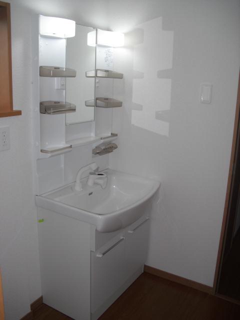 Wash basin, toilet. Vanity with a bright and clean feeling. 