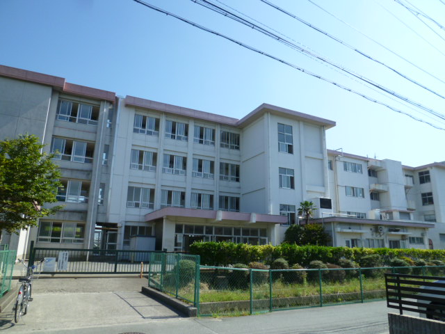Junior high school. 873m to the east junior high school (junior high school)