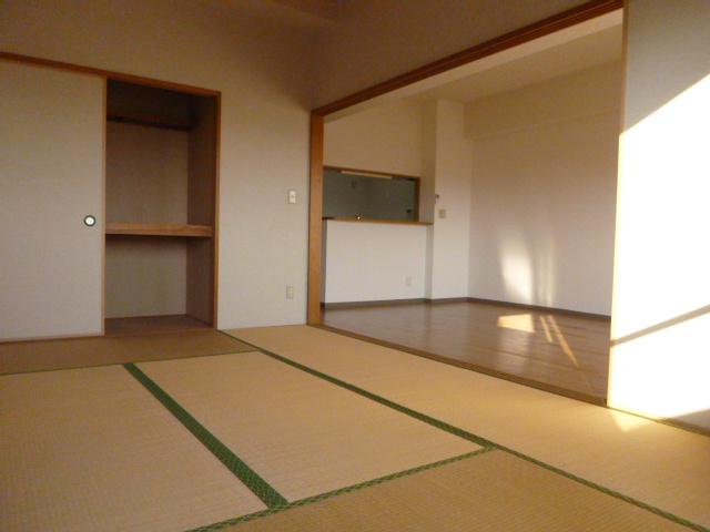 Living and room. Japanese-style room → Living