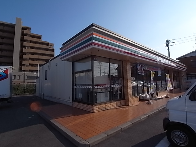 Convenience store. 600m to Seven-Eleven (convenience store)