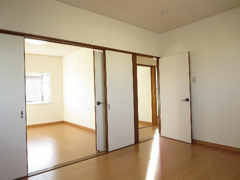 Non-living room. Second floor of the Western-style can also be used as Tsuzukiai. How to use a variety to suit your lifestyle. 