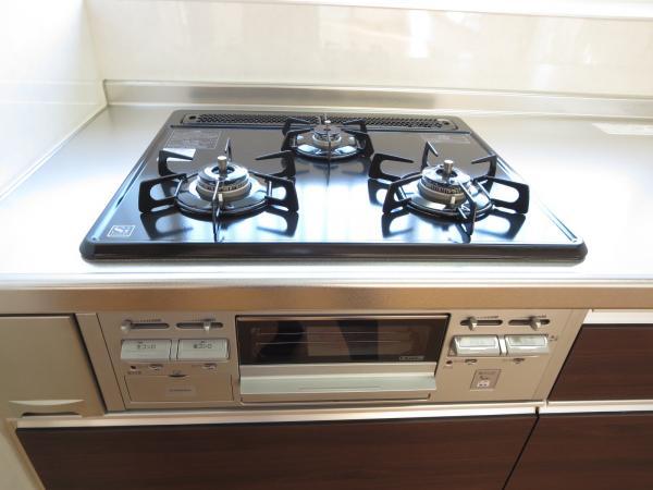 Kitchen. Easy-to-use is a good Sankuchi stove. Heat source is a city gas of peace of mind. 