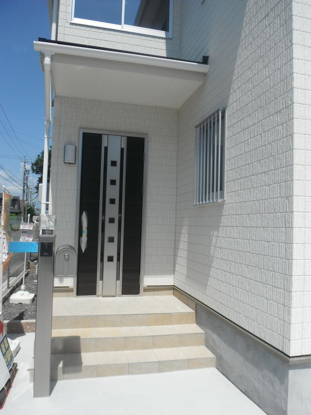 Entrance. Entrance door that corresponds to the card key <is a complete image>