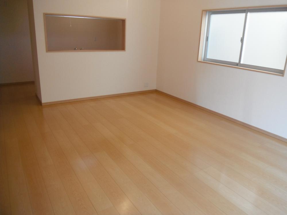 Same specifications photos (living). Spacious 16 Pledge living face-to-face kitchen <is a complete image>