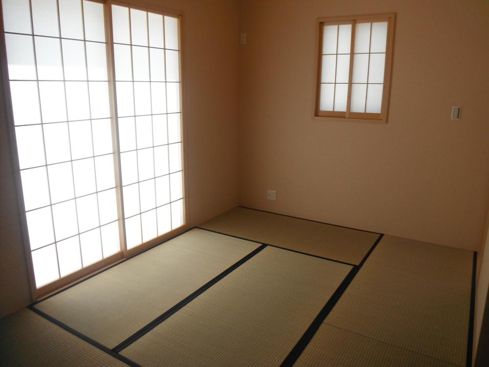 Non-living room. The first floor living room next to the Japanese-style room 6 quires <completed is an image>
