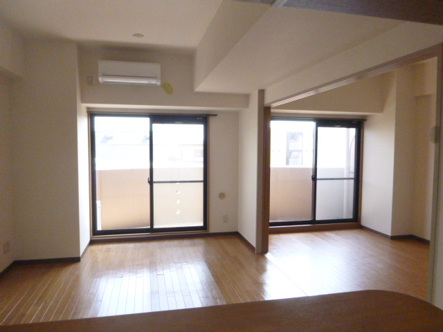 Living and room. Overlooking the veranda side of the face-to-face kitchen.