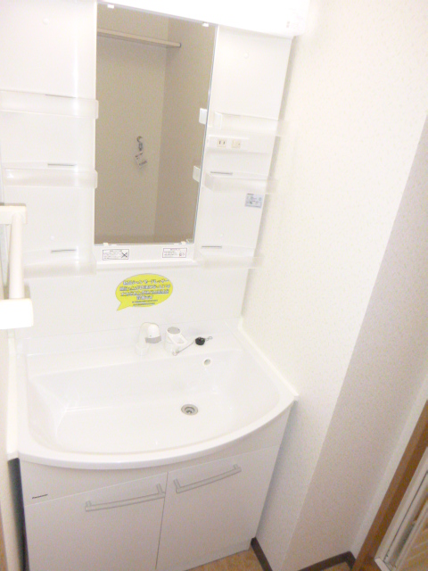 Washroom. Brand new ・ Washbasin with shower